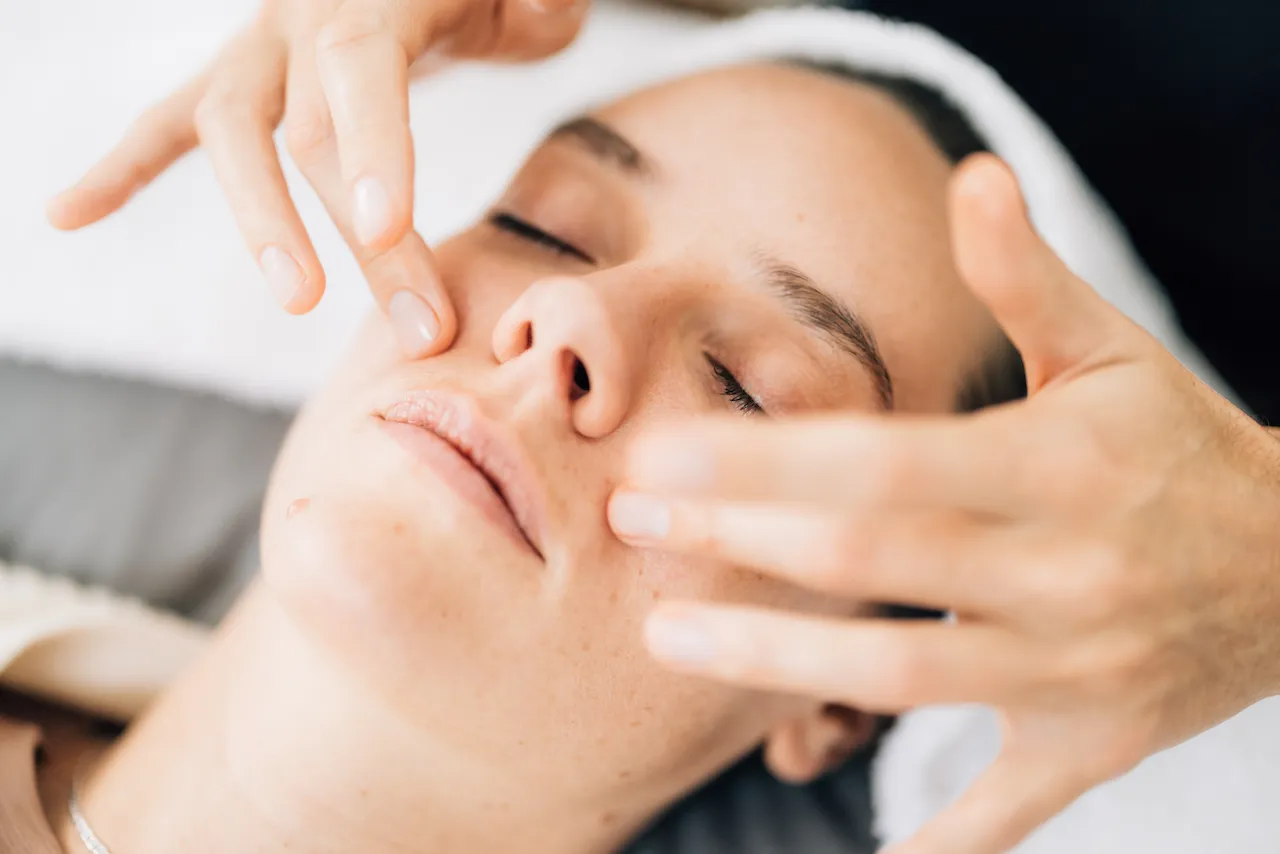 Jodie giving a facial reflexology treatment